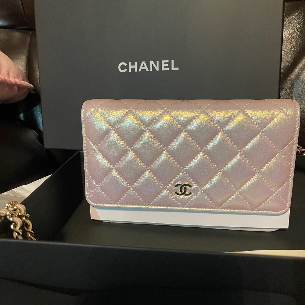 ❌SOLD❌🤍Chanel iridescent ivory New WOC🤍 - Picture 3 of 10